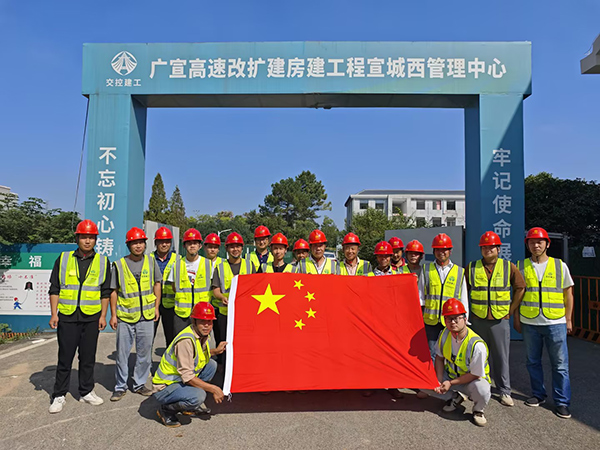 升国旗，，，，，，，，唱国歌！尊龙凯时建工人为祖国庆生！