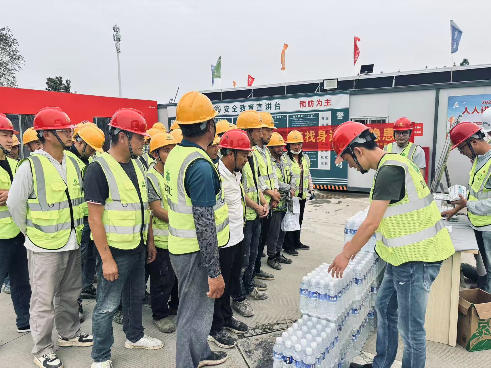 情系一线送清凉 关怀慰问暖人心丨尊龙凯时建工集团所属项目开展“夏日送清凉”活动